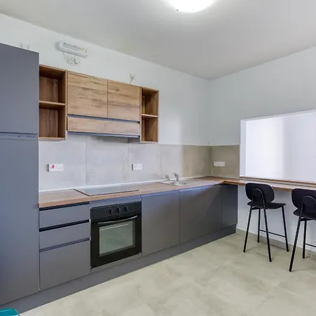 公寓 Beautiful 3br Seafront With Balcony In By 360 Estates *