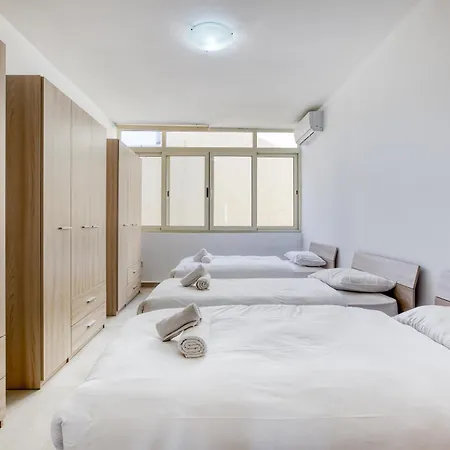 公寓 Beautiful 3br Seafront With Balcony In By 360 Estates *