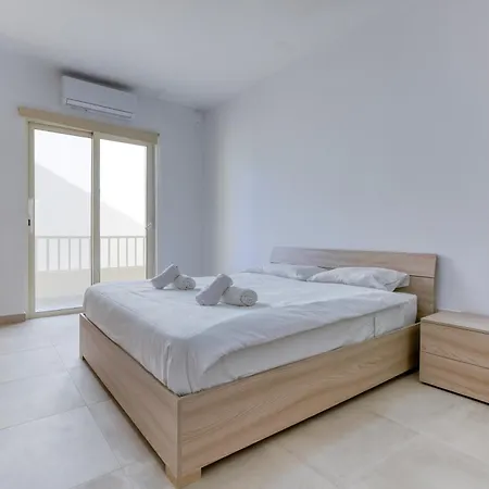 Apartman Beautiful 3br Seafront With Balcony In By 360 Estates Sliema